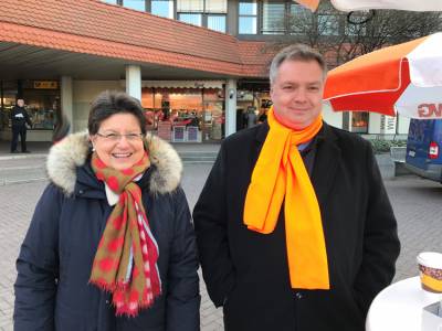 Infostand zur Brgermeisterwahl, Burgunder Platz, 24.02.2018 - Unterstützung durch die Familie Patzelt.