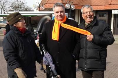 Infostand mit Clemens Krner, Burgunder Platz, 01.03.2018 - Der orange Schal im Fokus der Begierde